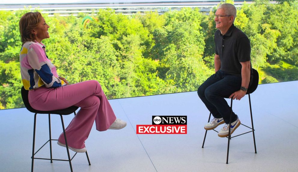 PHOTO: Chief Executive Officer of Apple, Tim Cook speaks with ABC News' Robin Roberts.
