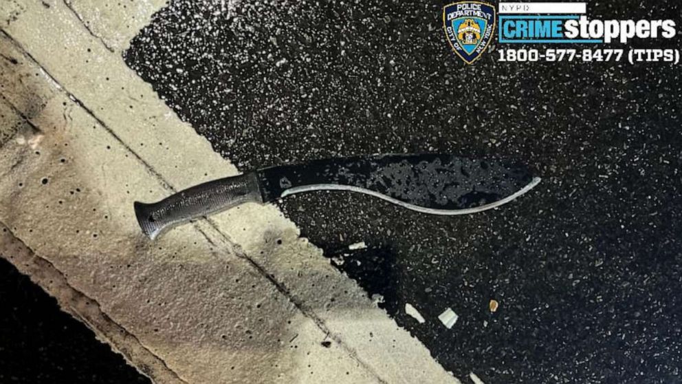 FOTO: Departemen Kepolisian New York merilis gambar pisau yang mereka katakan telah ditemukan di lokasi penembakan yang melibatkan petugas di dekat Times Square pada Malam Tahun Baru.