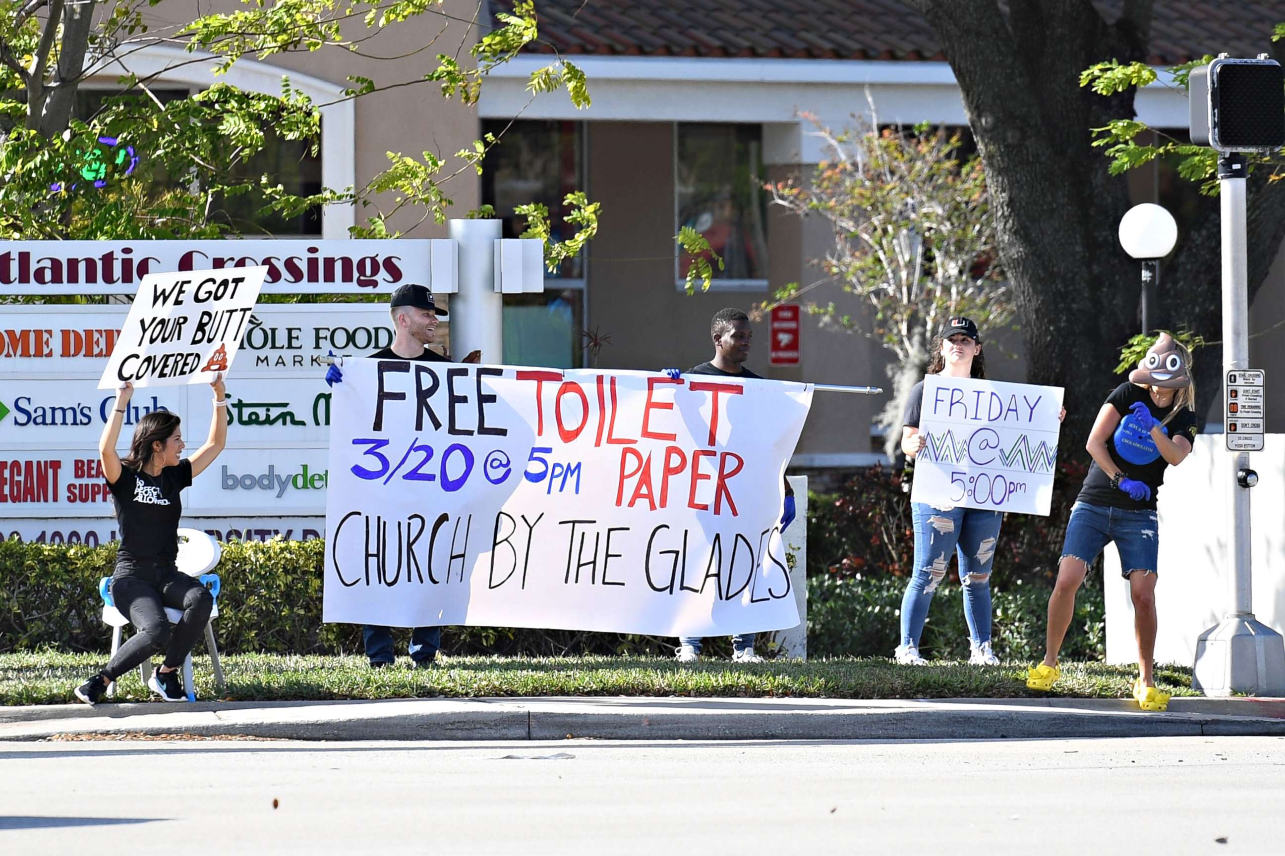 PHOTO: People offer free toilet paper in Coral Springs, Fla., Mar 19, 2020.