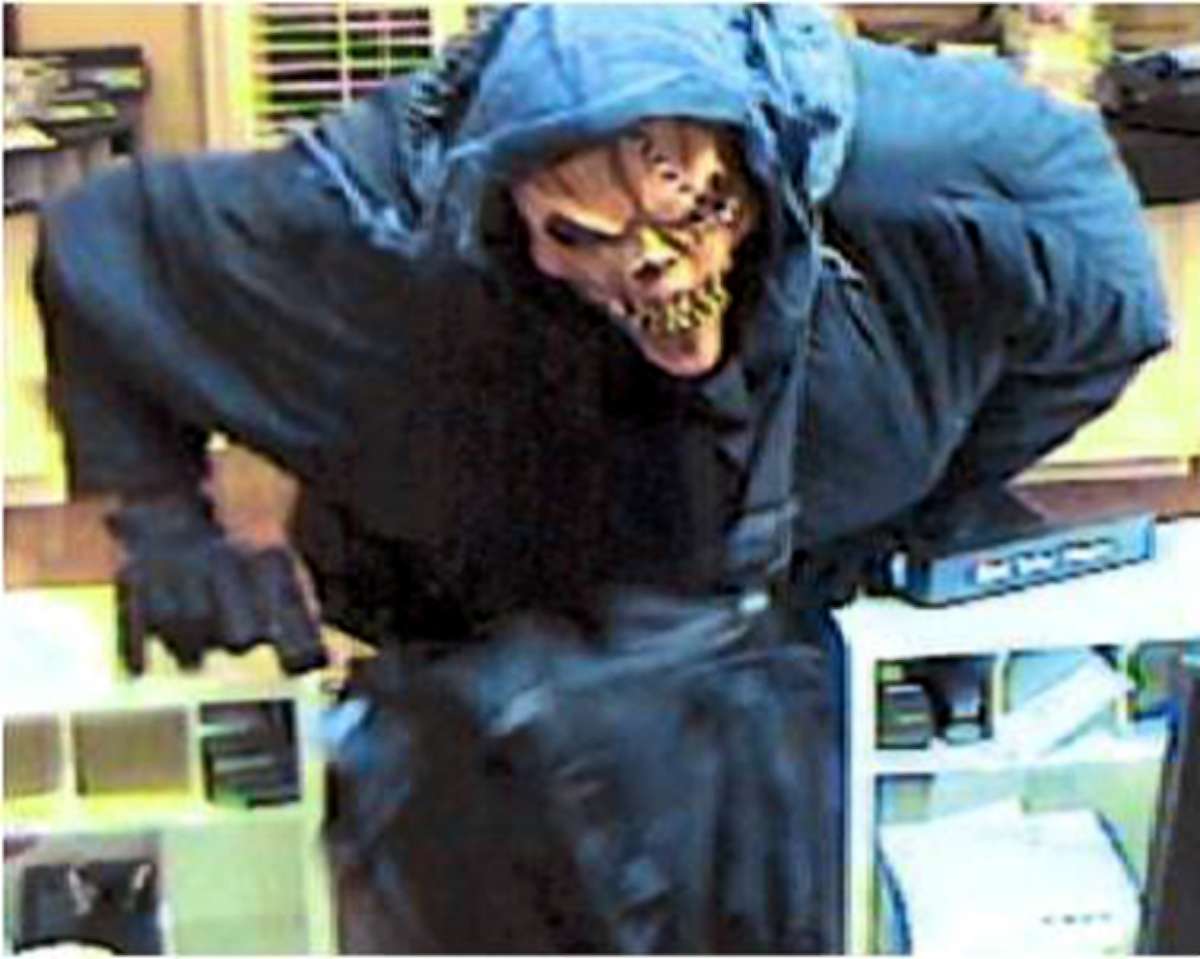 PHOTO: A serial bank robber dubbed the "Too Tall Bandit" for his height, is wanted by the FBI for a string of robberies in Tennessee and North Carolina.