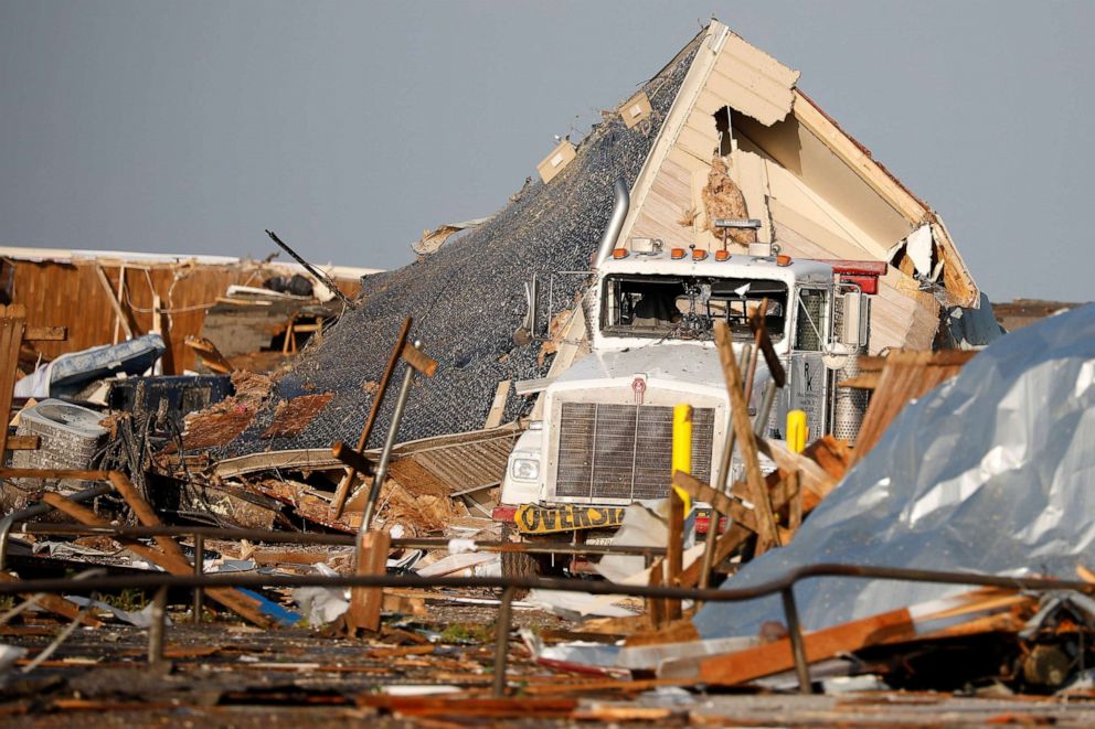 PHOTO:A mobile home lies on its side after a trailer park was partly destroyed by a tornado in El Reno, Okla., May 26, 2019. 