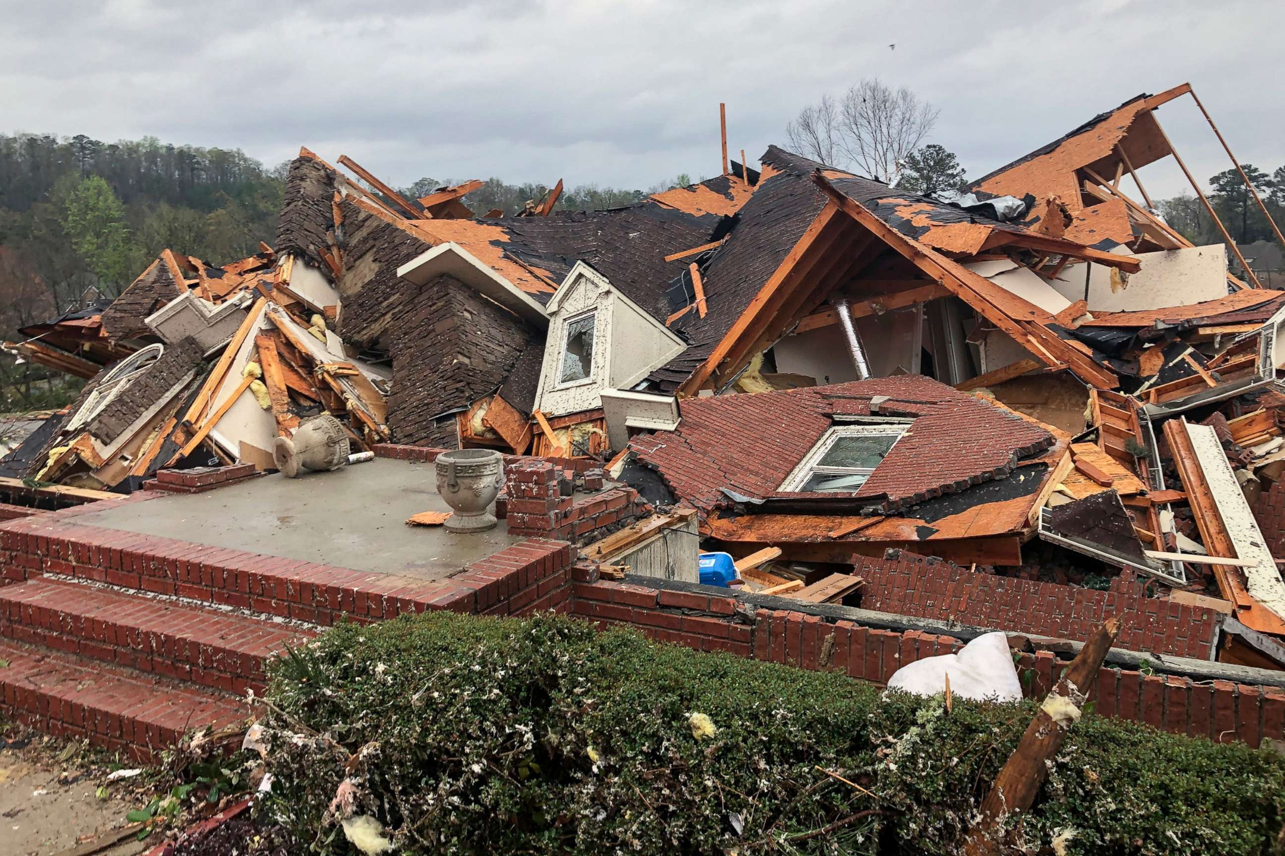 Стихийные бедствия последствия природных катастроф. Торнадо в США 2021. Торнадо Алабама. Разрушения от Торнадо в США. Ураган в США 2021.