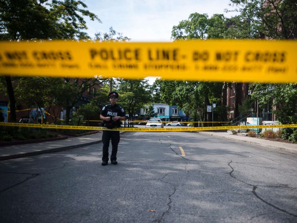 FOTO: A polícia é fotografada no perímetro da cena de um tiroteio em massa em Toronto no dia 23 de julho de 2018.