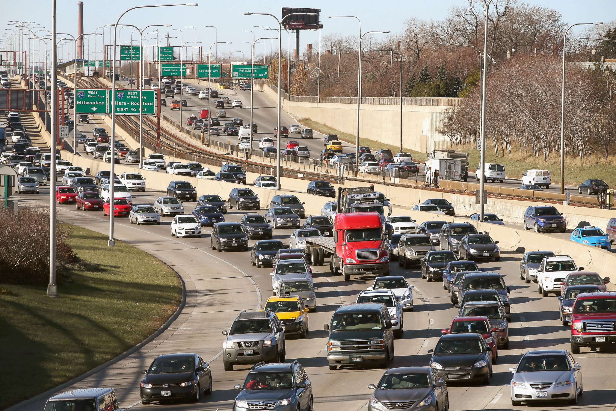 PHOTO: In this file photo, traffic backs up on the Kennedy Expressway as commuters and holiday travelers try to get an early start on their Thanksgiving travel, Nov. 27, 2013, in Chicago.