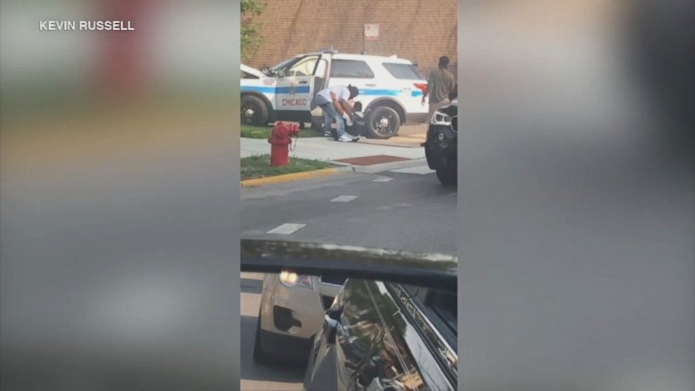 PHOTO: Good Samaritans rushed to help a Chicago police officer after a car accident.