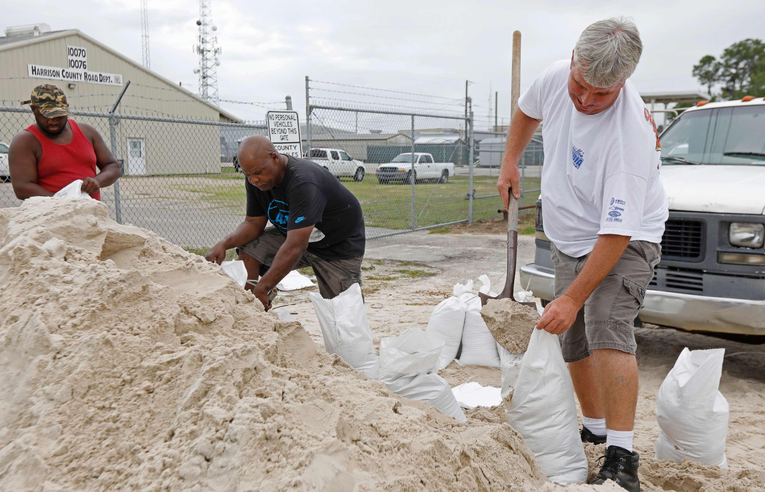 PHOTO: Gulfport, Miss., residents shovel sand into bags at a Harrison County Road Department sand bagging location, while preparing for Subtropical Storm Alberto to make its way through the Gulf of Mexico, May 26, 2018.