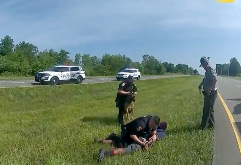 사진: 2023년 7월 4일 오하이오 주 고속도로 순찰대에 의해 2023년 7월 21일 무릎을 꿇고 있던 용의자를 두 손으로 들어 올린 경찰견이 공격하고 무는 영상.