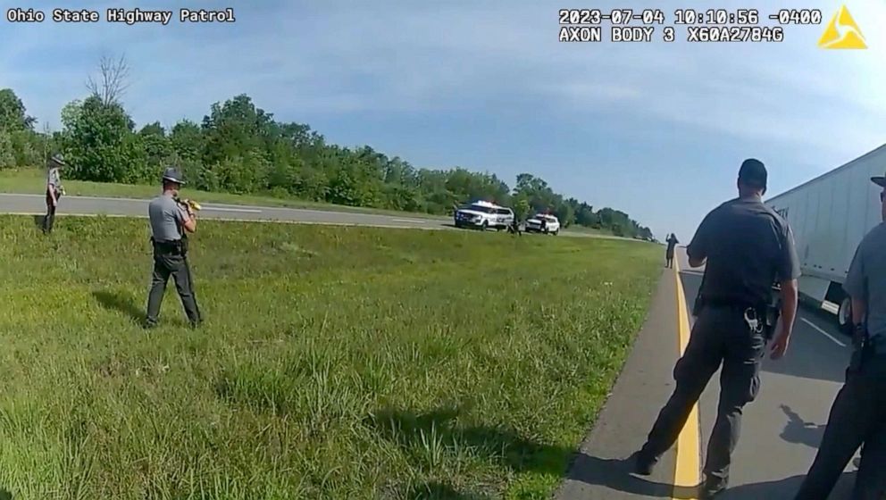 사진: 2023년 7월 4일 오하이오 주 고속도로 순찰대에 의해 2023년 7월 21일 무릎을 꿇고 있던 용의자를 두 손으로 들어 올린 경찰견이 공격하고 무는 영상.