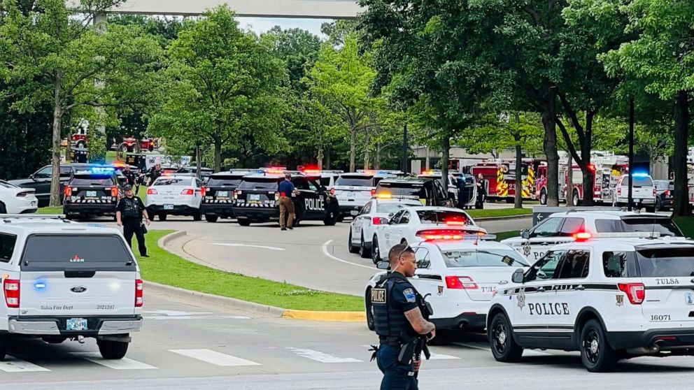 PHOTO: Tulsa Police department attend the scene of a shooting in Tulsa, Okla., June 1, 2022.