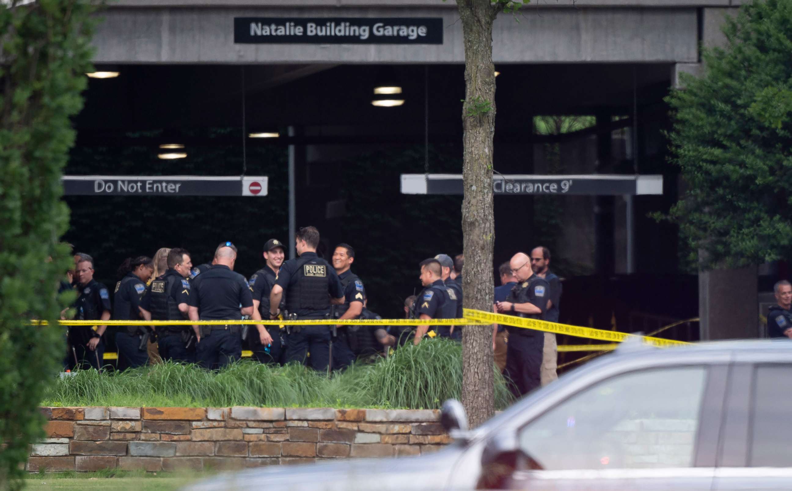 PHOTO: Police respond to the scene of a mass shooting on at St. Francis Hospital on June 1, 2022 in Tulsa, Okla.