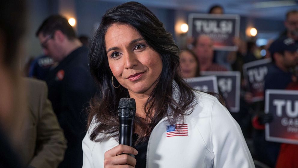 Foto: fevereiro  9, 2020 Rep. Tulsi Gabbard responde a perguntas da mídia após um evento de campanha em Portsmouth, NH 