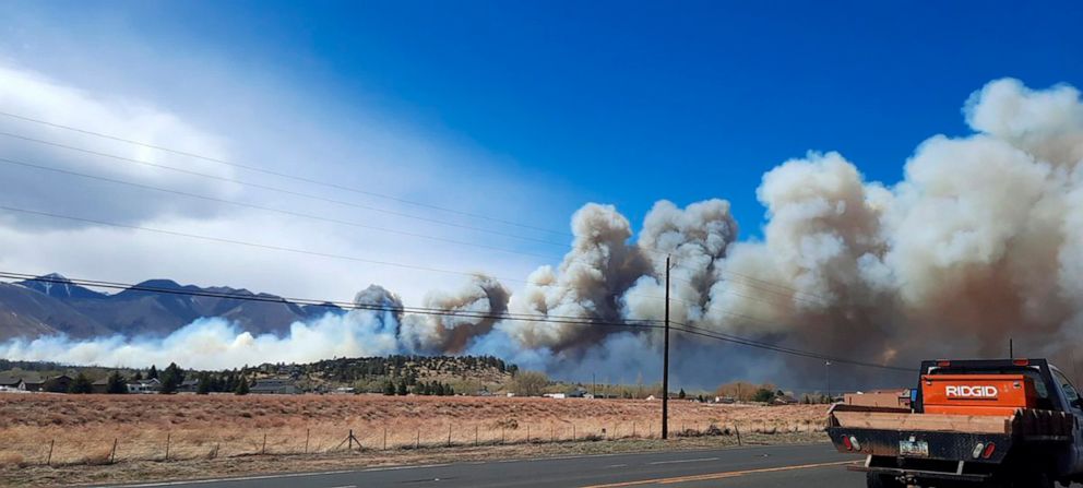 PHOTO: Smoke from the Tunnel Fire fills the sky in Doney Park, outside Flagstaff, Ariz., April 19, 2022.