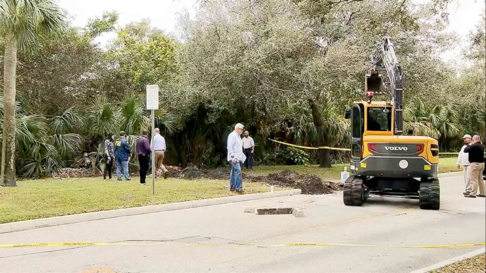 PHOTO: Authorities investigate a 50-yard tunnel leading from a wooded area to a Chase bank in Pembroke Pines, Fla.