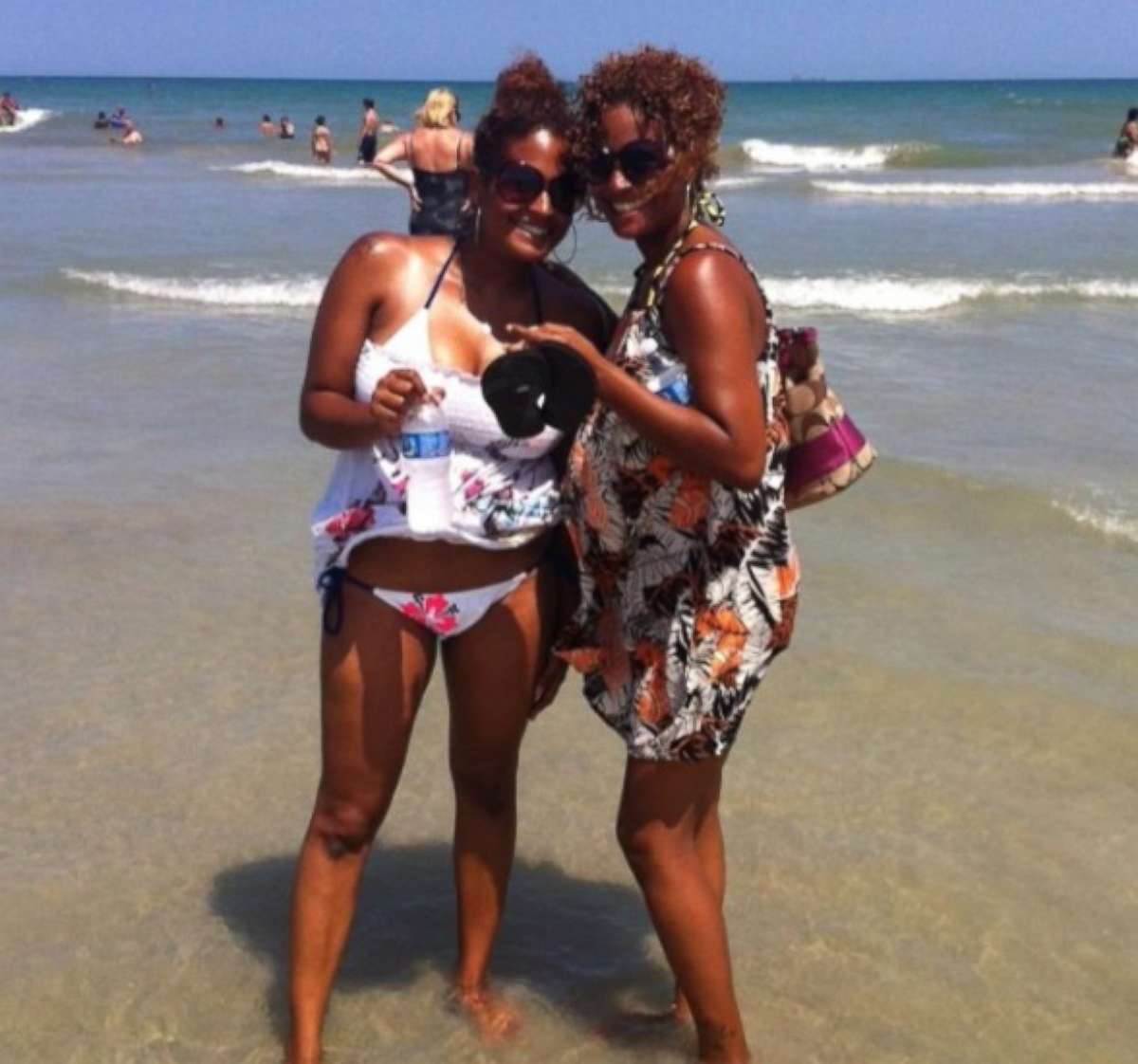 PHOTO: Identical twins Leila Cruz (left) and Lauren Holman (right) are photographed here at the beach before they tried out two different diets to see how effective they were in helping them lose weight. 