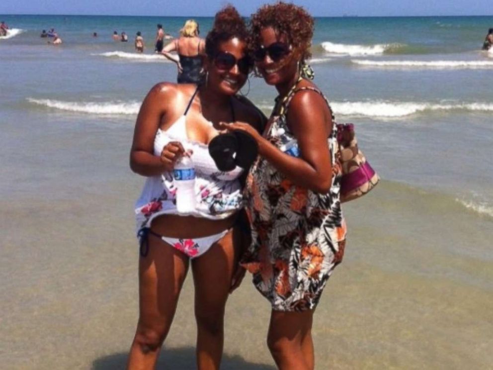 PHOTO: Identical twins Leila Cruz (left) and Lauren Holman (right) are photographed here at the beach before they tried out two different diets to see how effective they were in helping them lose weight.