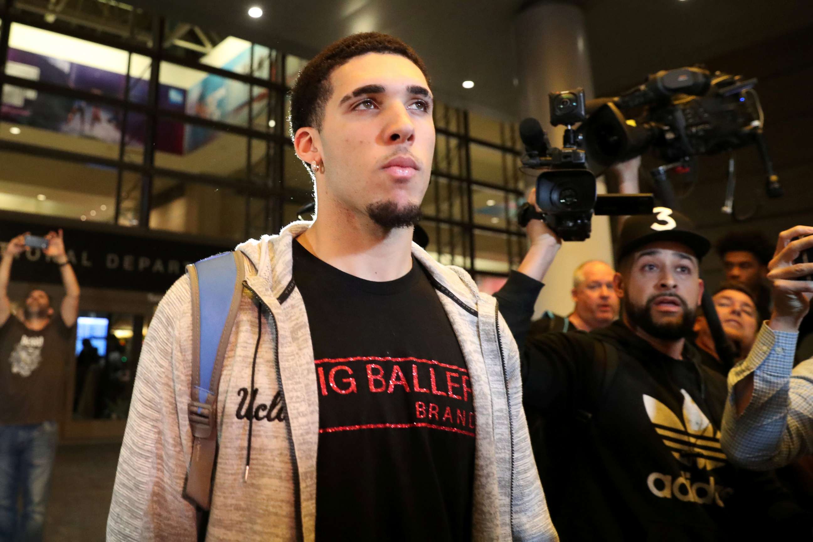 PHOTO: UCLA basketball player LiAngelo Ball arrives at LAX in Los Angeles, Nov. 14, 2017.