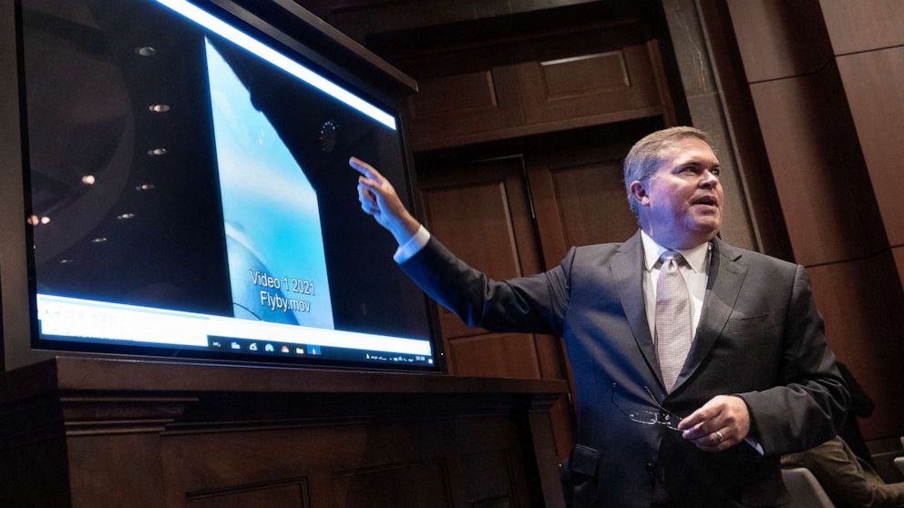 FOTO: O vice-diretor de inteligência naval Scott Bray explica um vídeo de fenômenos aéreos não identificados enquanto testemunha perante uma audiência do subcomitê de inteligência da Câmara no Capitólio dos EUA em 17 de maio de 2022 em Washington, DC