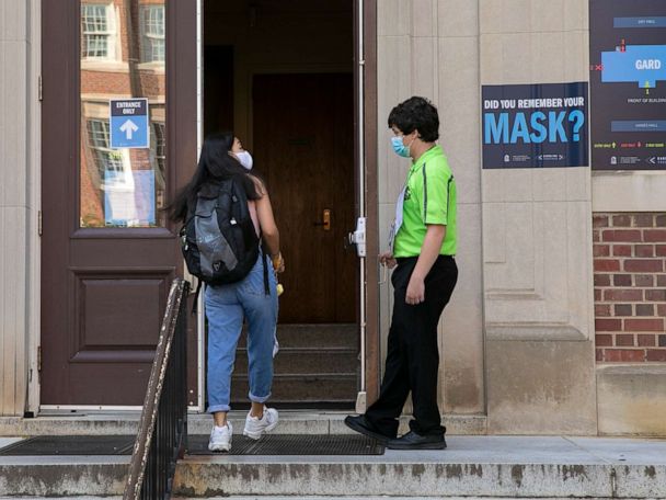 Unc Chapel Hill To Move Undergraduate Classes Fully Remote Amid Outbreaks Of Covid 19 Abc News