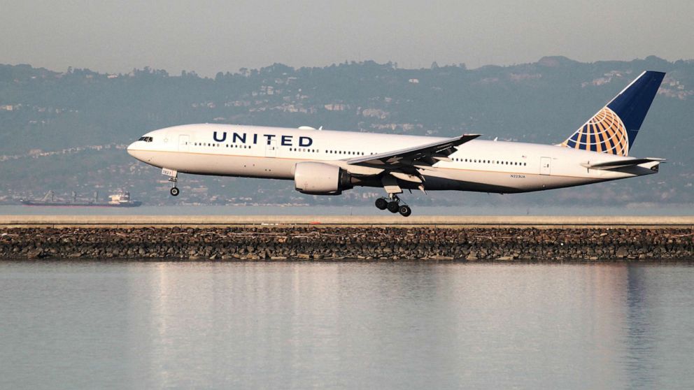 PHOTO: A United Airlines Boeing 777-200 lands at San Francisco International Airport, San Francisco, Feb. 13, 2015.