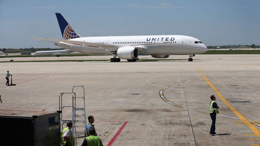 A United Airlines Boeing 787 Dreamliner taxis to a gate at O'Hare International Airport after taking off from Houston, May 20, 2013 in Chicago in this file photo.