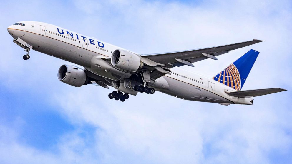 4 injured after battery catches fire on United flight