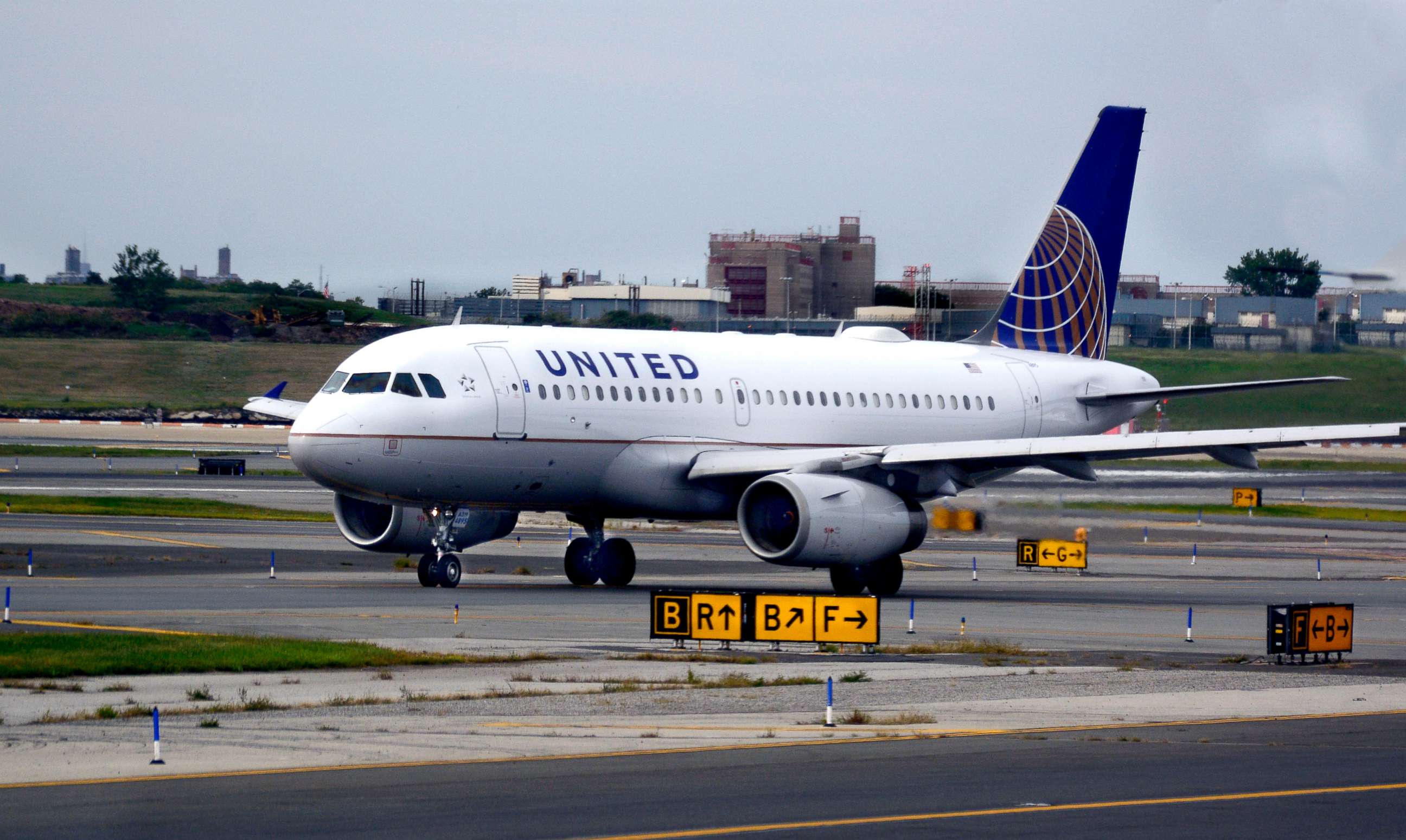 PHOTO: A United Airlines Airbus passenger jet taxis at LaGuardia Airport in New York, in this Sept. 21, 2017 file photo.