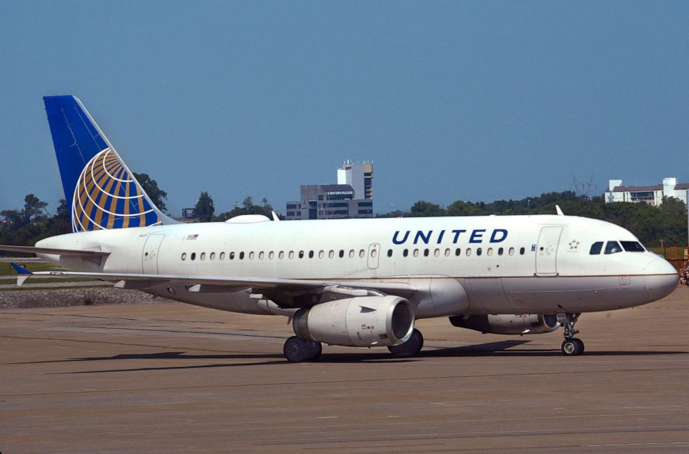 PHOTO: A United Airlines passenger jet taxis at Nashville International Airport in Nashville, Tenn.