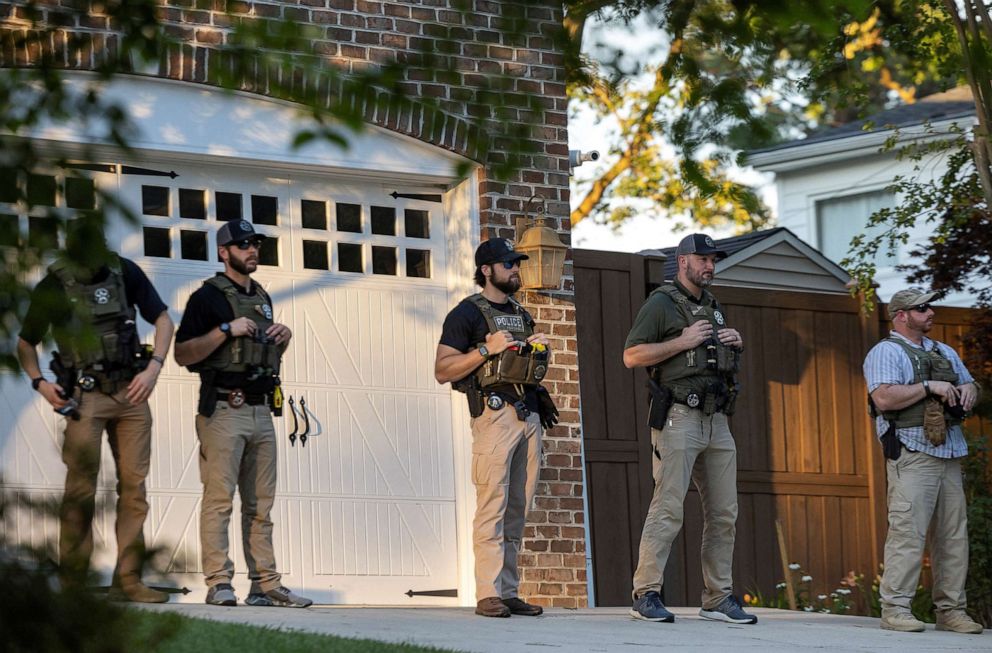 PHOTO: U.S. Marshals stand outside the home of United States Supreme Court Justice Samuel Alito as abortion activists march in the justice's neighborhood in Alexandria, Va., U.S., June 27, 2022.