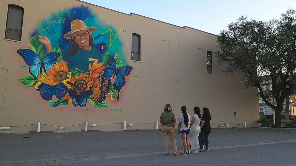 PHOTO: Four mothers who lost their daughters in the Robb Elementary school shooting look at a memorial mural of Lexi Rubio.