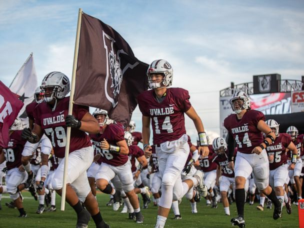 Watch CBS Evening News: Texans stand in solidarity with Uvalde football  team for opener - Full show on CBS