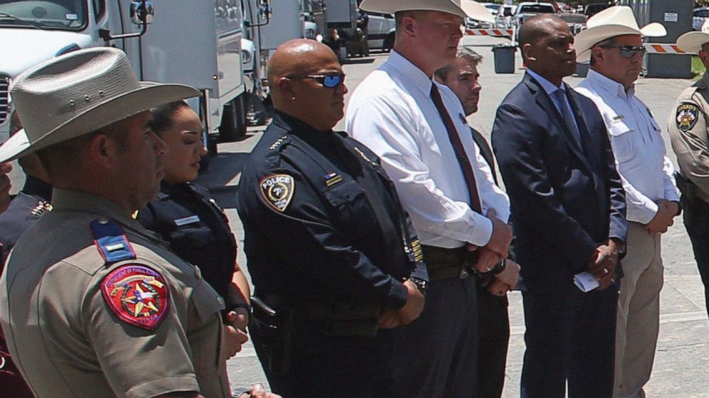 FOTO: Uvalde School Politiechef Pete Arredondo, derde van links, staat tijdens een persconferentie buiten de Robb Elementary school in Uvalde, Texas, 26 mei 2022.  
