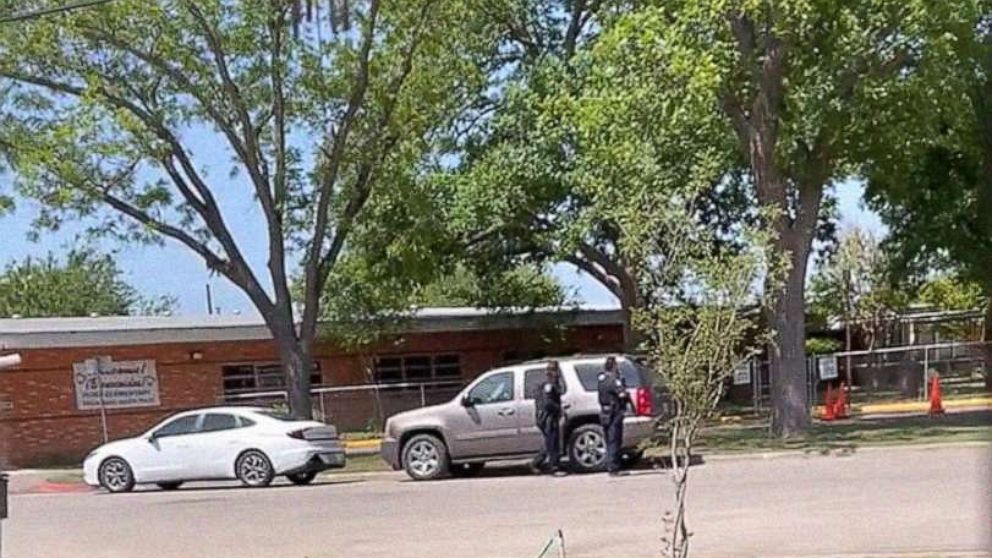 PHOTO : Les forces de l'ordre sont vues à l'extérieur de la Robb Elementary School à Uvalde, au Texas, le 24 mai 2022, sur une image tirée d'une vidéo réalisée par un passant. 