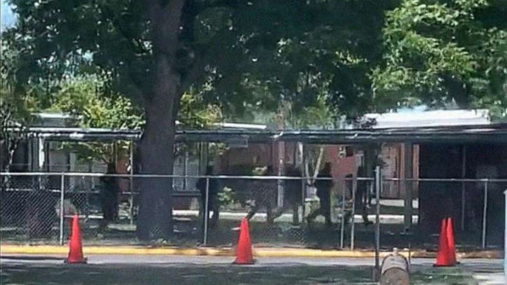 PHOTO : Les forces de l'ordre sont vues à l'extérieur de la Robb Elementary School à Uvalde, au Texas, le 24 mai 2022, sur une image tirée d'une vidéo réalisée par un passant. 