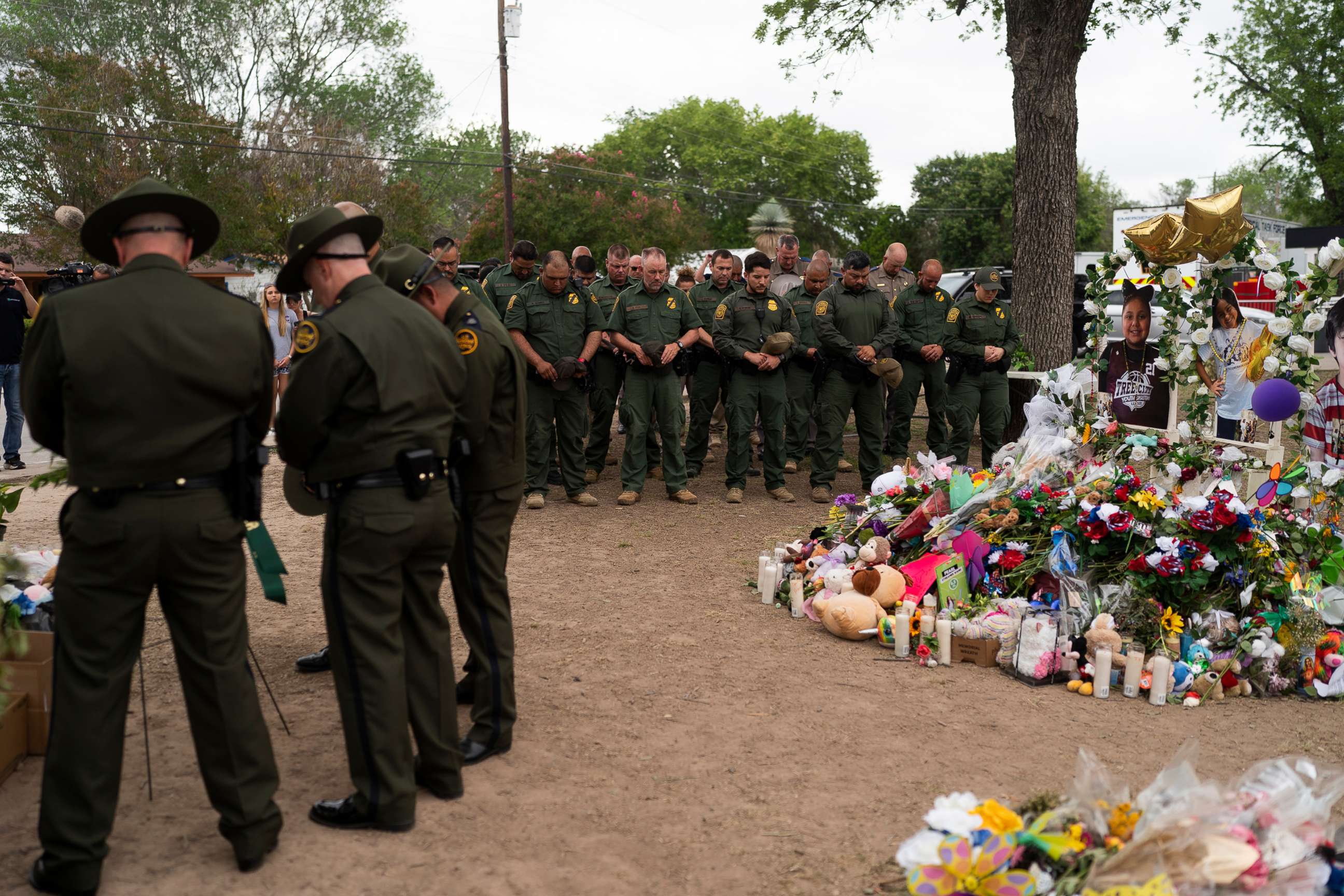 PHOTO: U.S. Border Patrol agents visit a memorial at Robb Elementary School in Uvalde, Texas, May 31, 2022.