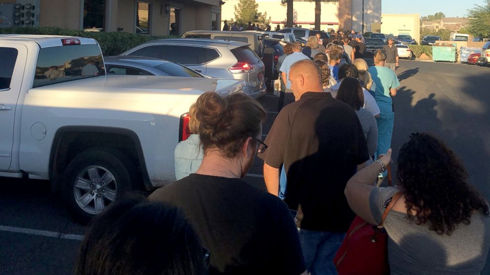 PHOTO: People line up to donate blood in Las Vegas, Oct. 2, 2017.