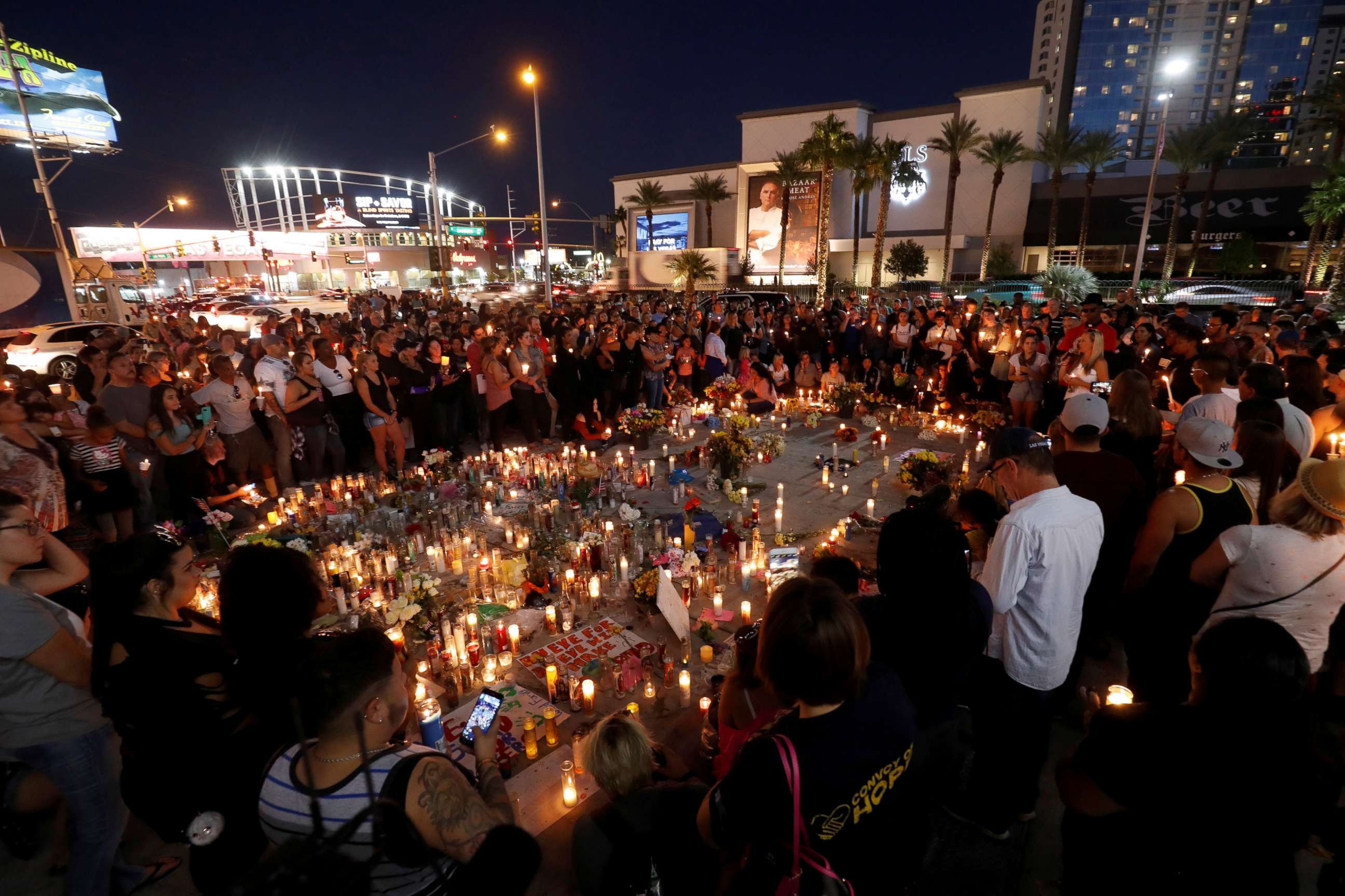 PHOTO: Hundreds of people attend a vigil marking the one-week anniversary of the Oct. 1 mass shooting in Las Vegas, Oct. 8, 2017.