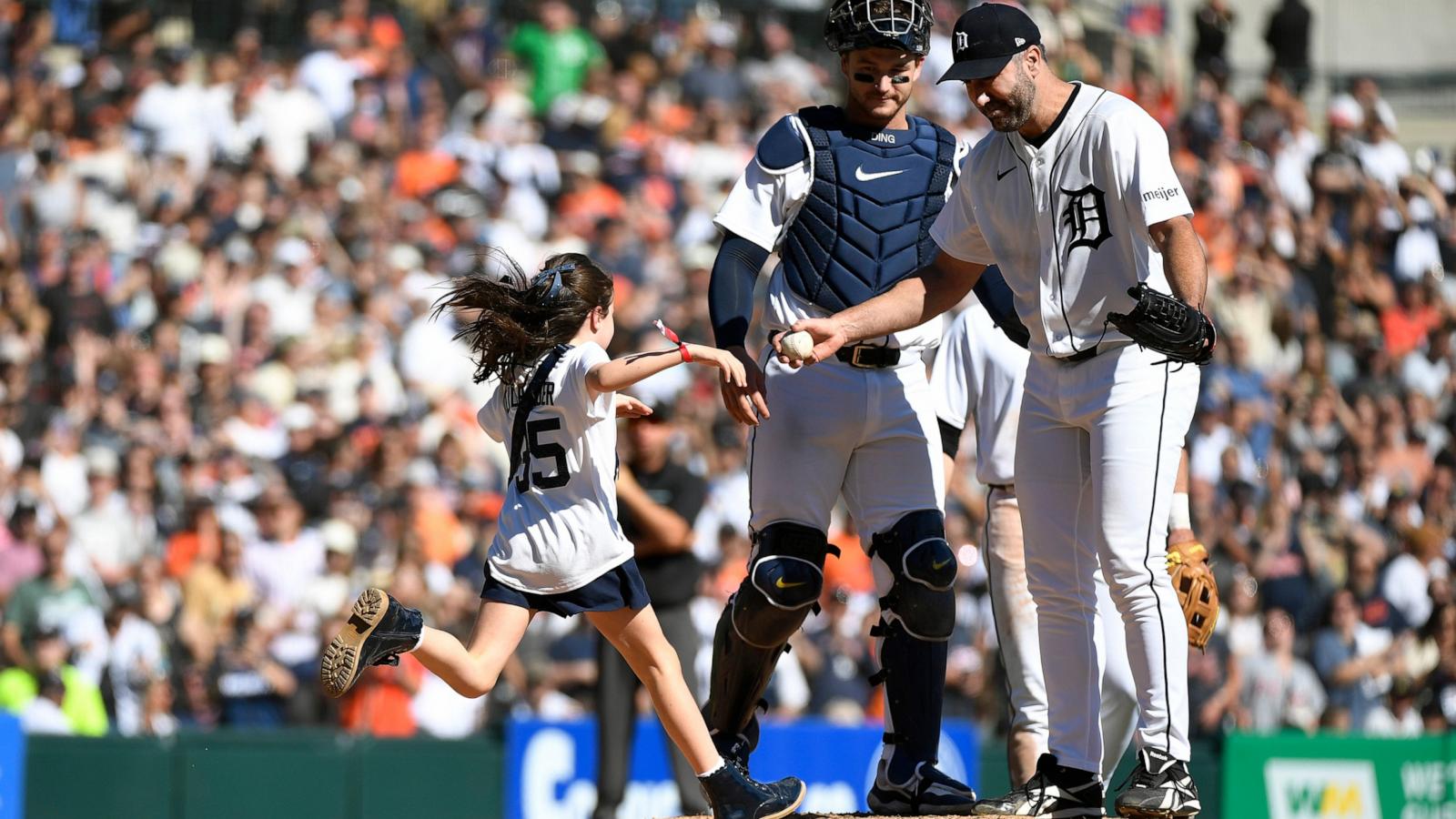 PHOTO: Genevieve Verlander runs to hug her dad, Detroit Tigers pitcher Justin Verlander during the sixth inning of a baseball game against the Pittsburgh Pirates, Sept. 26, 2026, in Detroit.