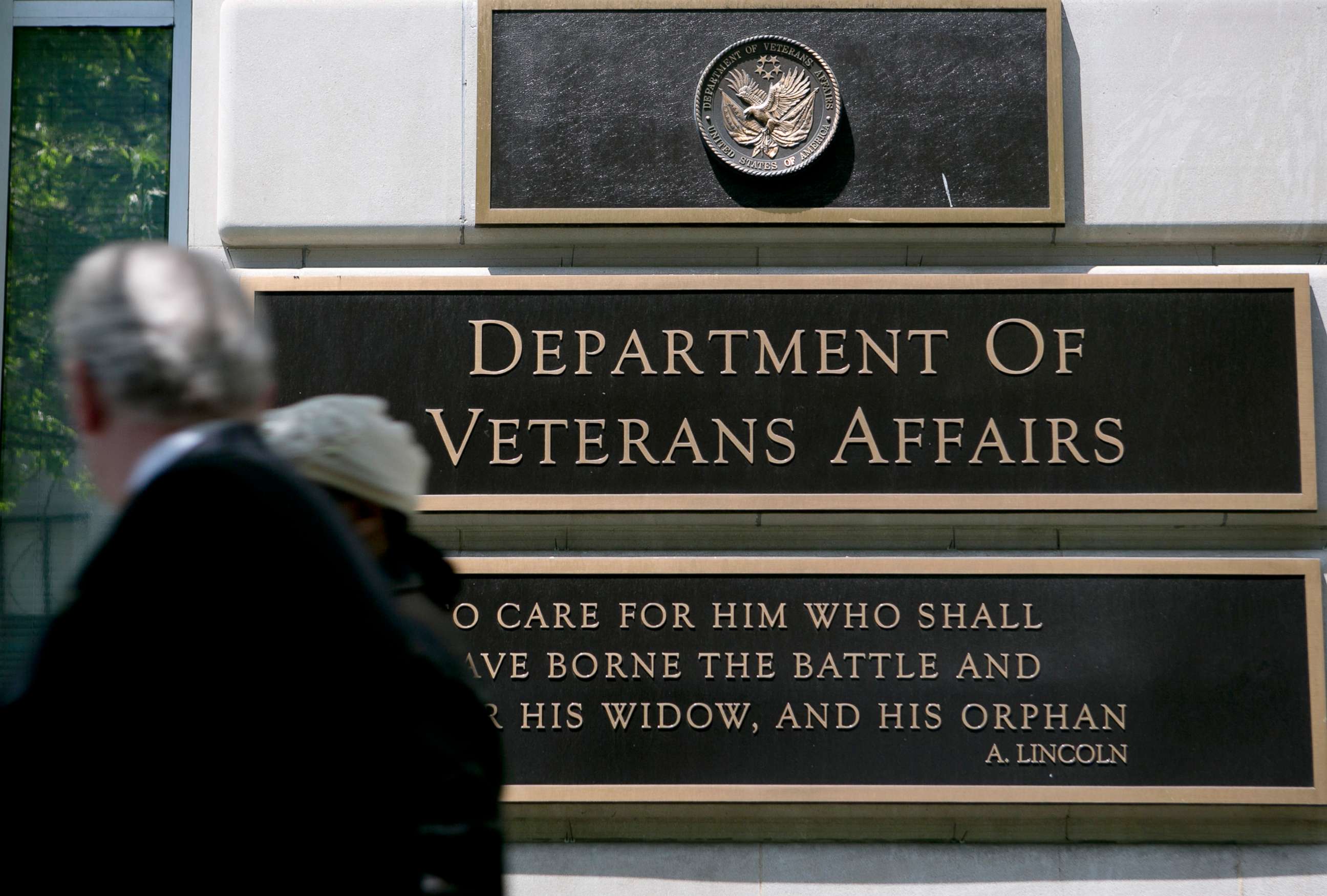 PHOTO: Pedestrians walk past the U.S. Department of Veterans Affairs (VA) headquarters in Washington, D.C., May 10, 2013.
