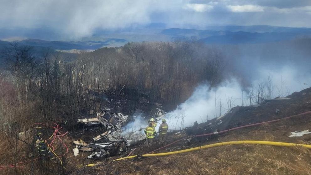 4 adults 1 juvenile killed in twin engine plane crash near