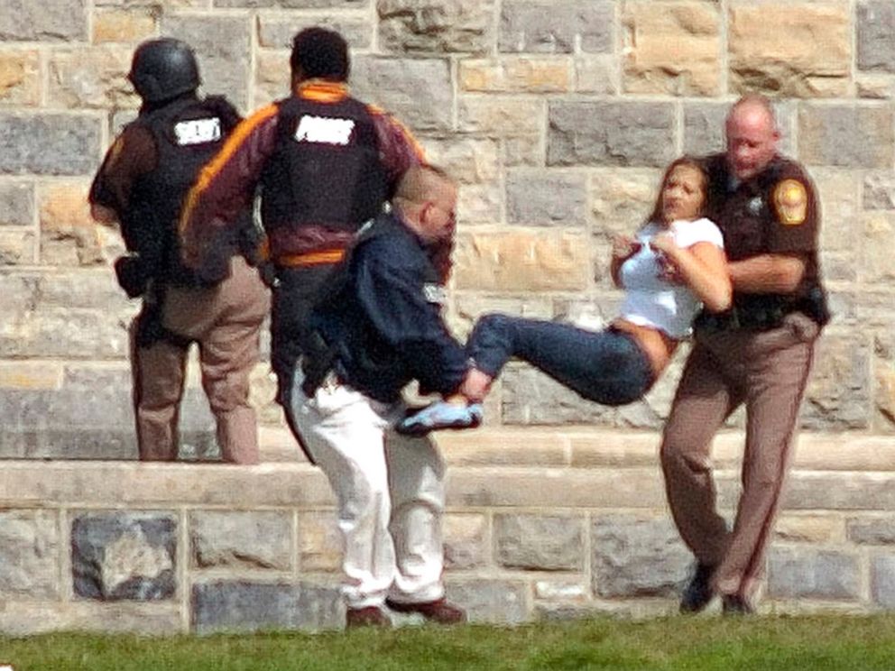 FOTO: uma pessoa lesada é realizada de Norris Hall em Virginia Tech em Blacksburg, Virginia, em 16 de abril de 2007. Seung-Hui Cho, um sénior na escola, matou 32 pessoas antes de se matar.