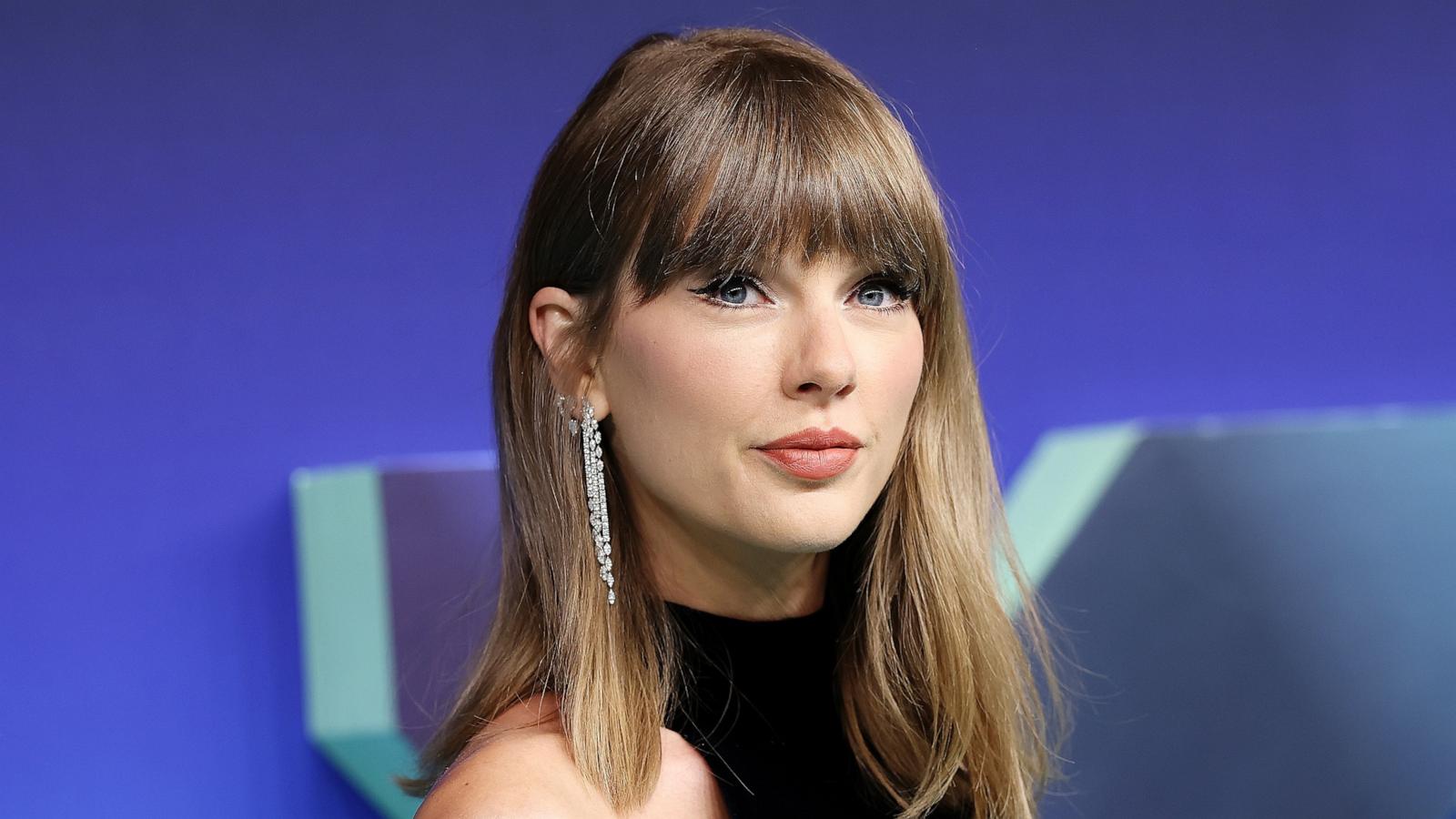 PHOTO: Taylor Swift arrives for the MTV Video Music Awards, Sept. 27, 2026, in Los Angeles.