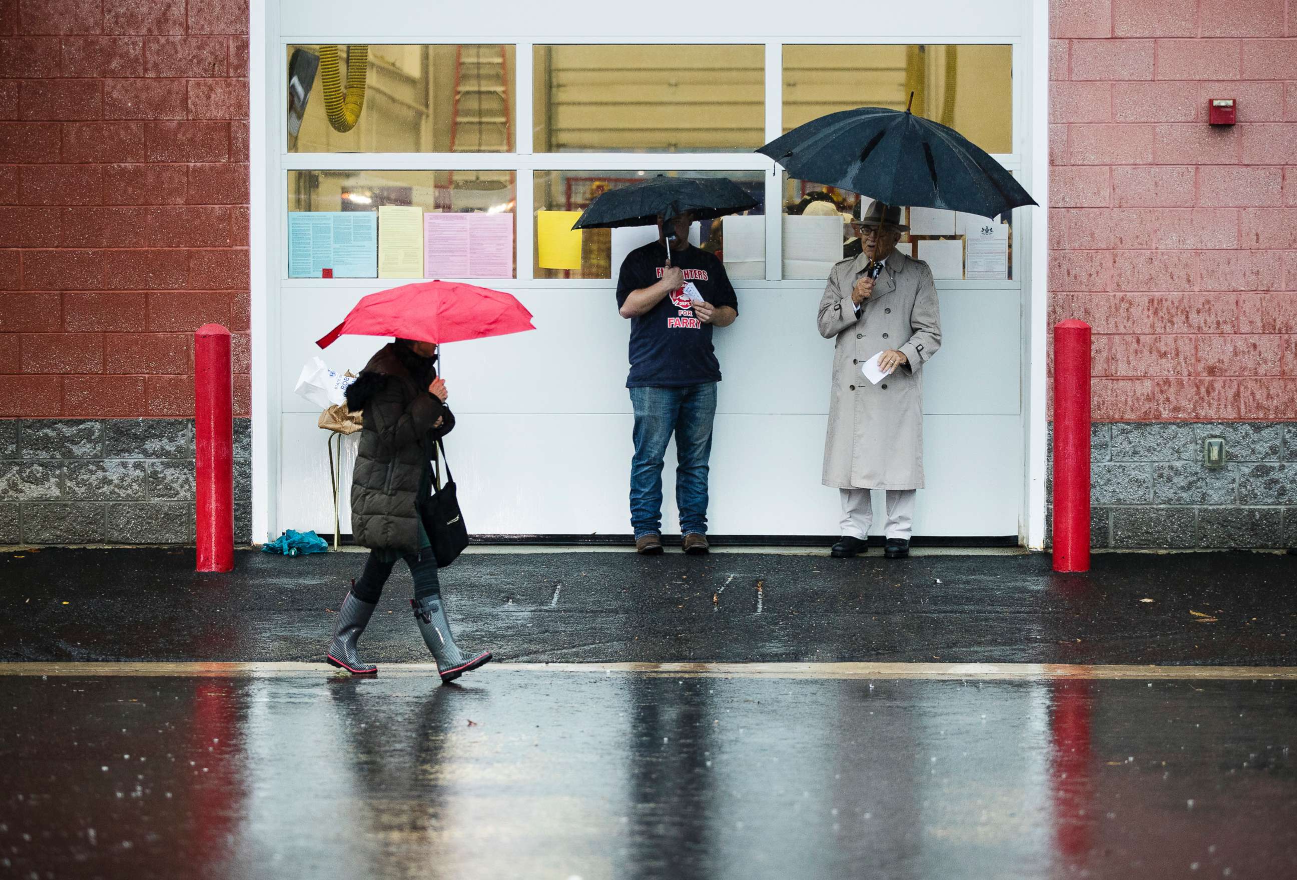 PHOTO: A voter walks in the rain from her polling place after voting in Langhorne, Pa., Nov. 6, 2018.