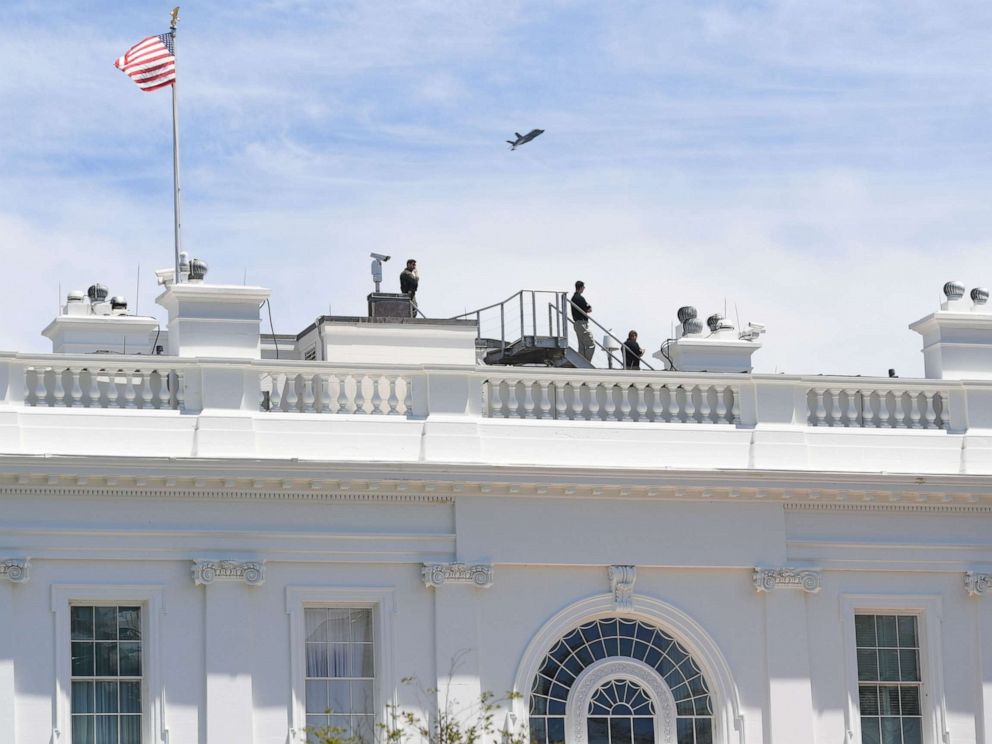 marine-corps-f-35-stealth-fighter-conducts-flyover-of-white-house-during-polish-president-s