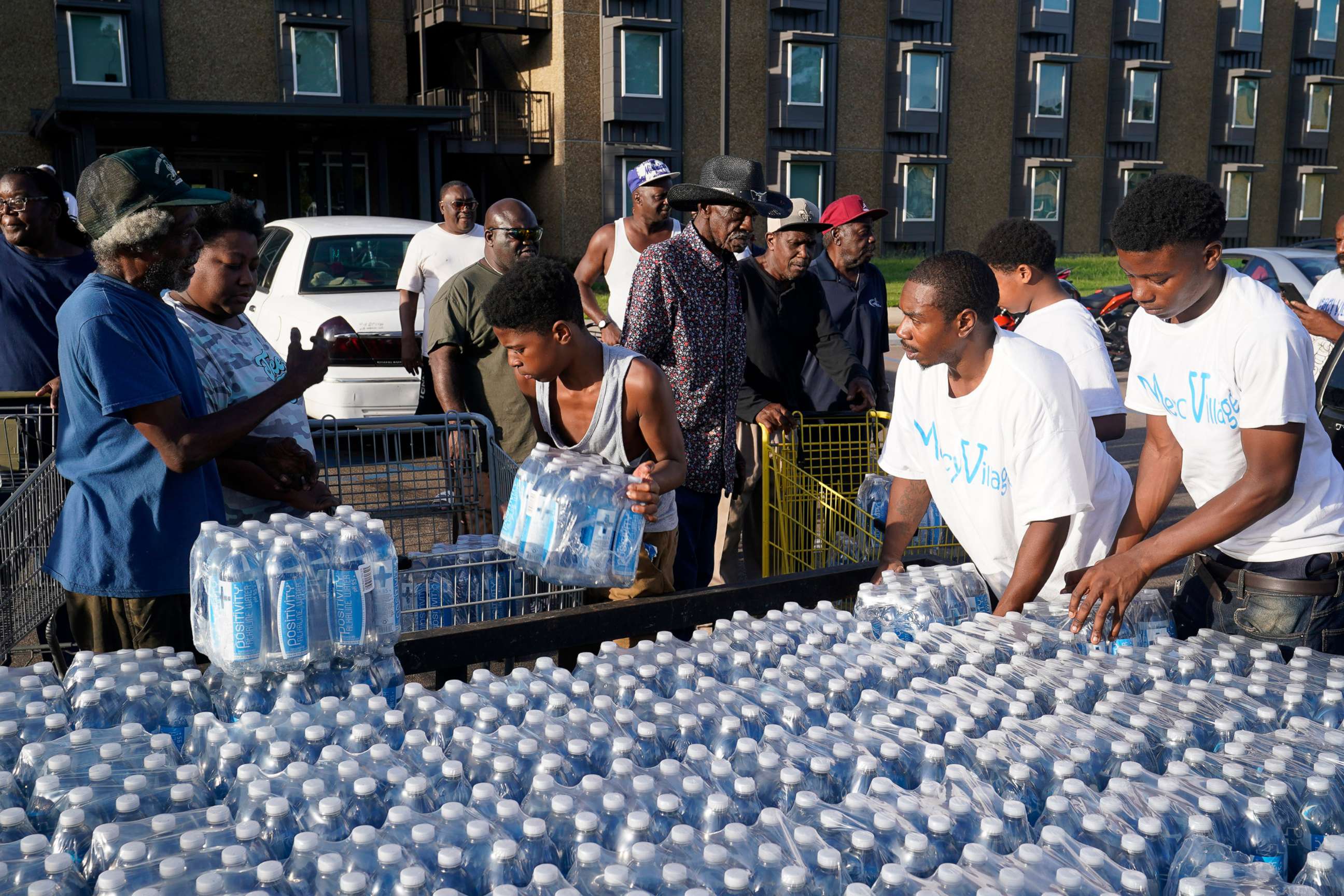 PHOTO: Water is being delivered to esidents of the Golden Keys Senior Living apartments  in Jackson, Miss., Sept. 1, 2022.  