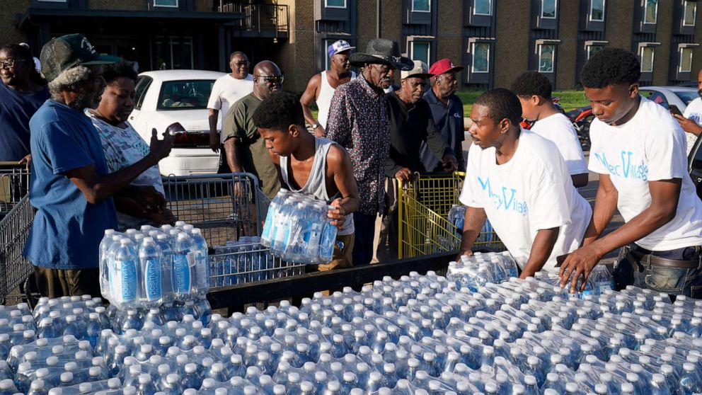 PHOTO: Water is being delivered to esidents of the Golden Keys Senior Living apartments  in Jackson, Miss., Sept. 1, 2022.  