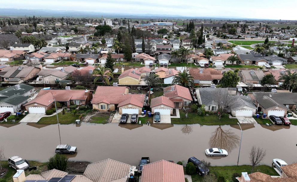 PHOTO:Homes are seen surrounded by floodwaters on Jan. 11, 2023 in Planada, Calif.