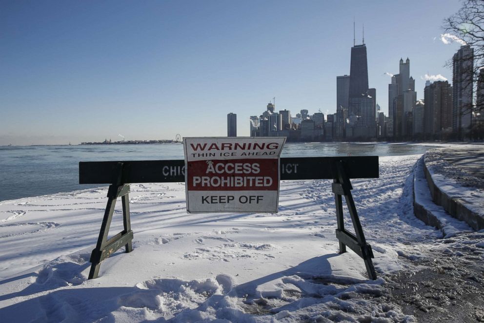 PHOTO: A sign warns pedestrians along the lakefront in Chicago, Dec. 27, 2017.