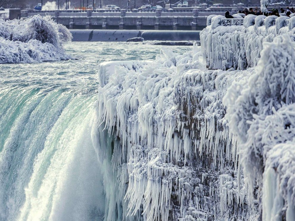 PHOTO: Visitors take photographs at the brink of the Horseshoe Falls in Niagara Falls, Ontario, Dec. 29, 2017.