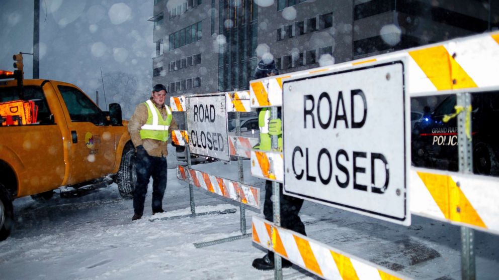 VIDEO: Heavy snow hits Midwest amid record-breaking cold 