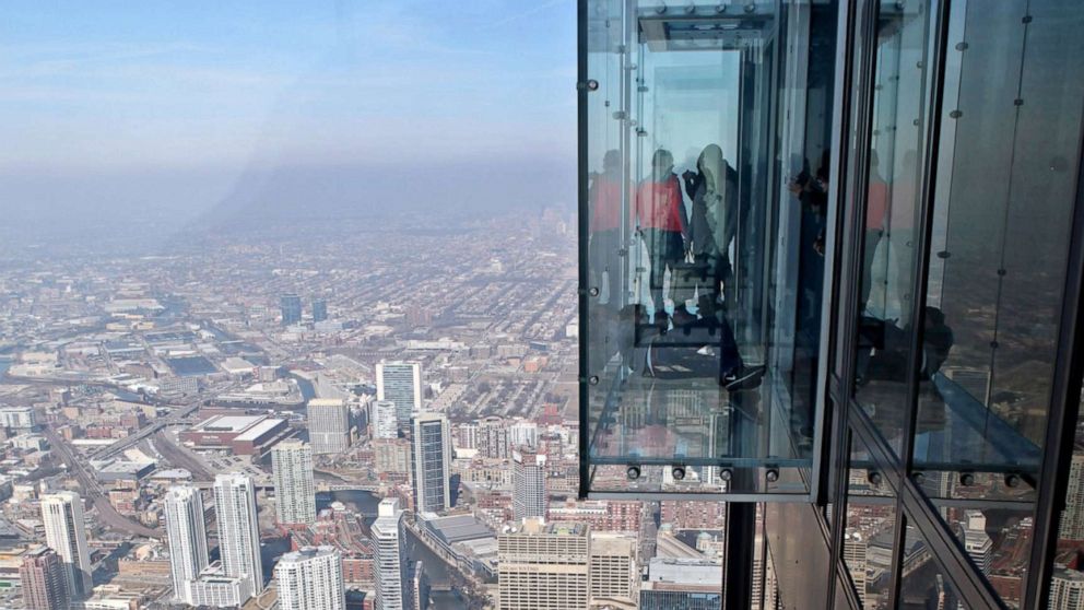 S Appear On Floor Of Glass Viewing Platform In Chicago Willis Tower Abc News